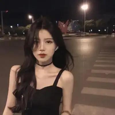 你们上学的时候，那些班花、校花，现在都过得怎么样了？我朋友当年就是我们年级公