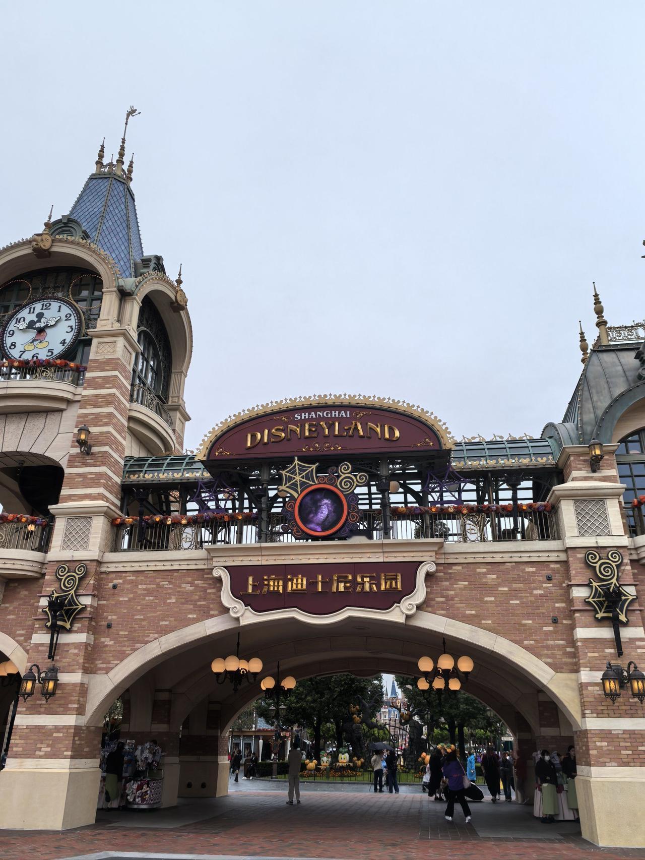 上海迪士尼乐园男子公共场所吸烟，另一个男子劝阻被打！4月27日，上海迪士尼乐园