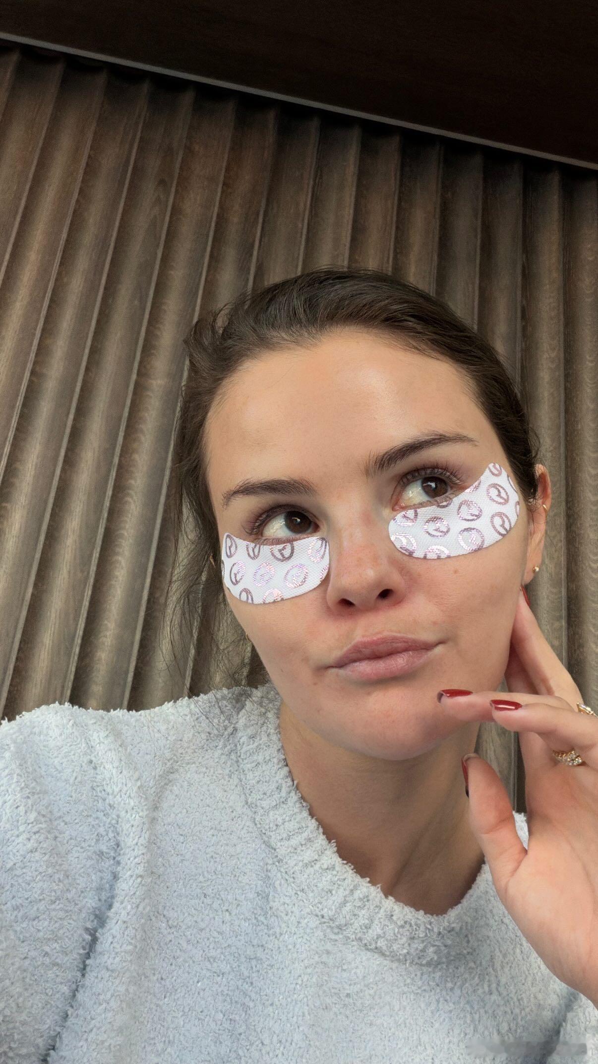 SelenaGomez赛琳娜戈麦斯的节日居家日常，护护肤烤烤棉花糖，享受假期的