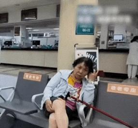“火到央视网了！”江苏，一男子偶遇15年未见的高中班主任，男子一眼就认出了班主任