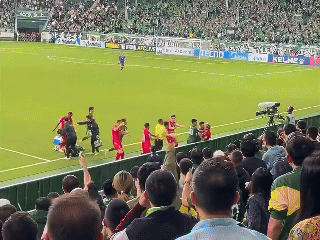 高清画面还原冲突“导火索”！越南追平后还想赢，质疑国安“卧草”，过来俩扔拖着何鹏