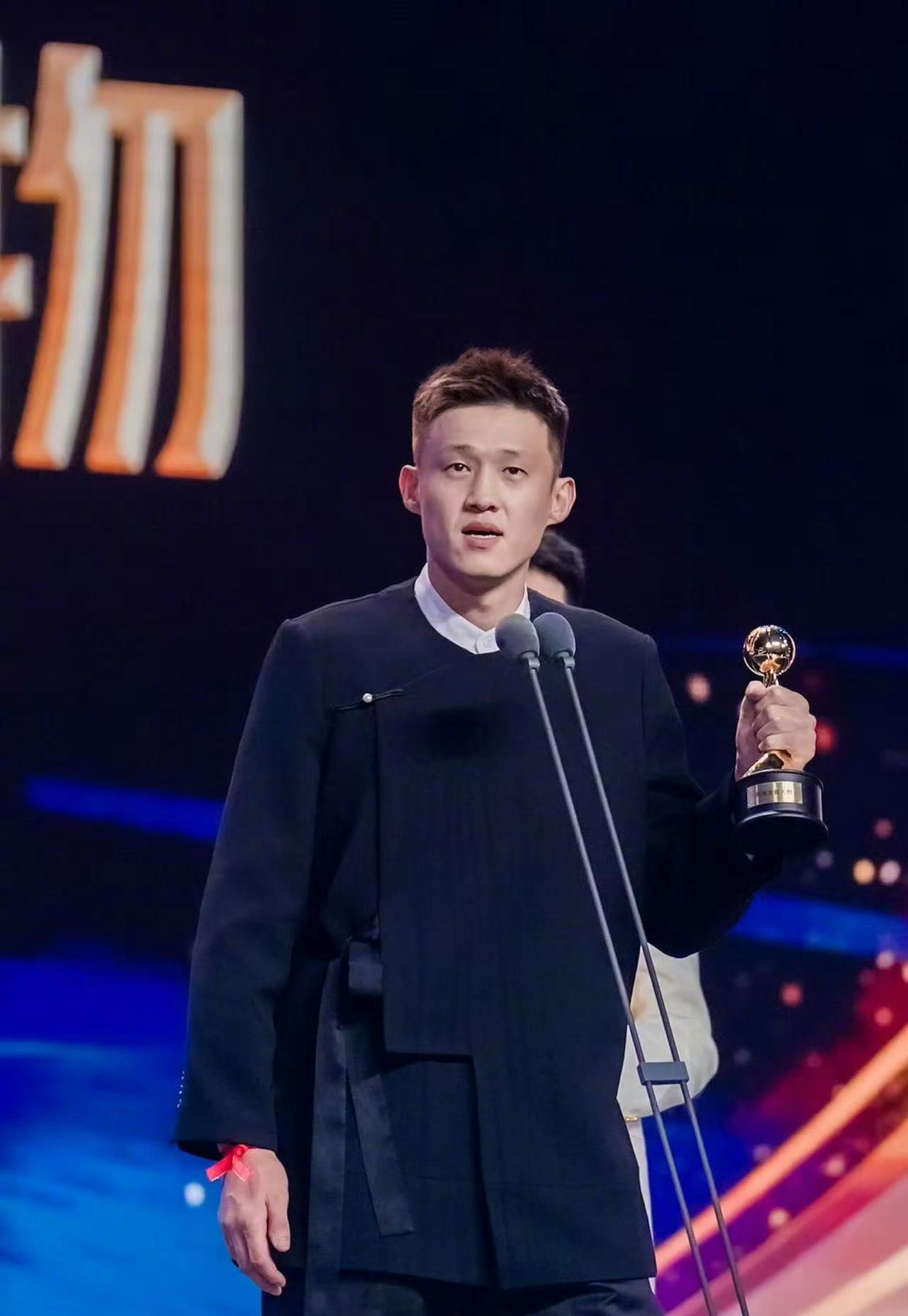 周鹏回归宏远男篮就是来当队长的！昨晚在佛山进行的“澳洲虎红酒杯”2026职
