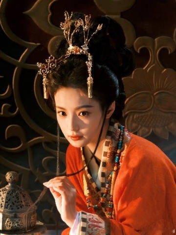 张雅钦古装美成啥了国风盛典上的张雅钦美成了一道风景！汉服造型清冷温婉，红衣与发