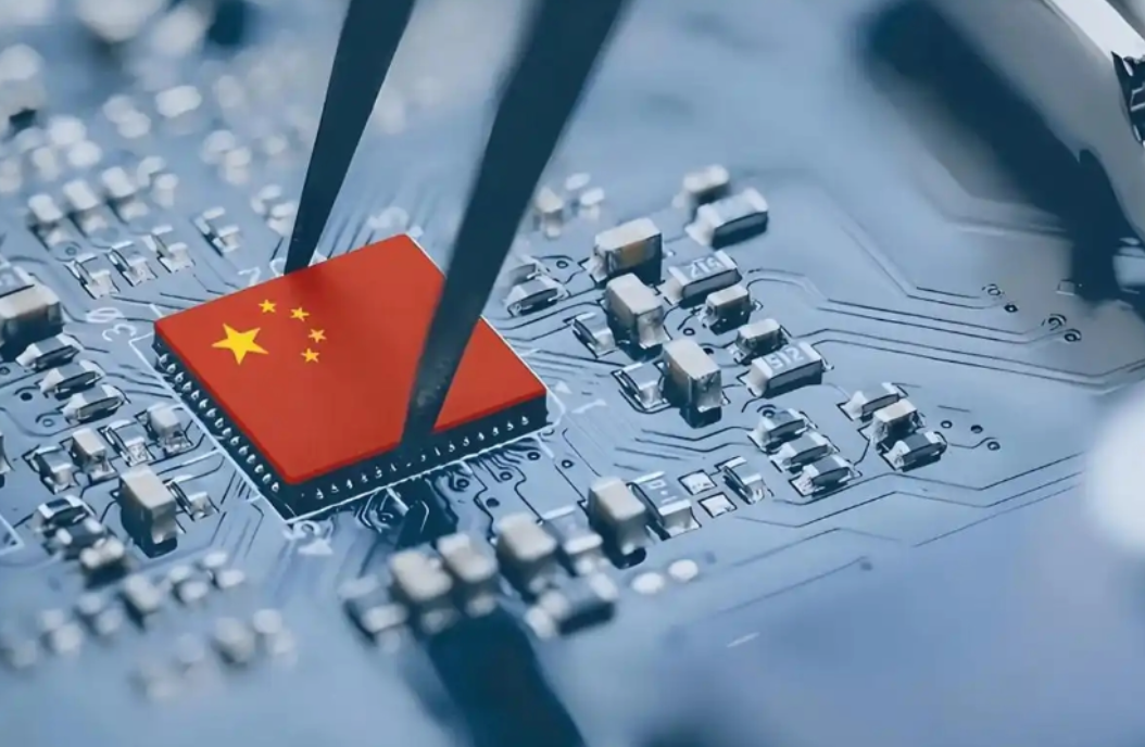 中美芯片之争，美国浪费了四年才发现自己上当了，在这四年中，中国采用你打你的，我打