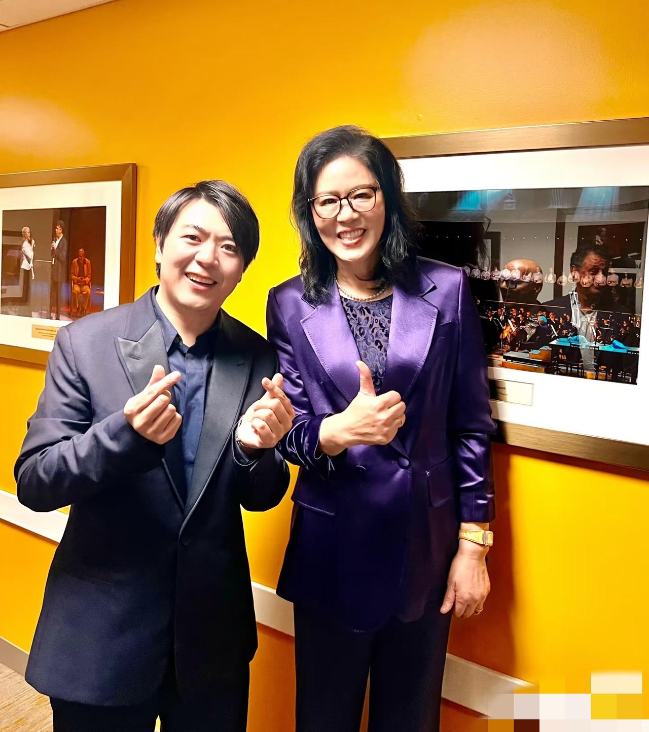 郎平美国露面，有小肚腩白头发，戴手表戒指显时尚！3月26日，郎平现身美国加州