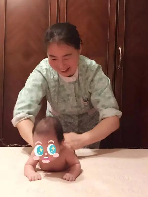 爷爷与孙子邻居老张家添了个孙子，老张在医院产房外等了几个小时，孙子终于顺利产下