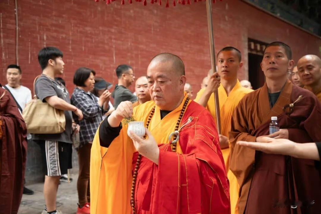 释永信被抓归根结底还是因为把钱带走了，十年前就有人举报私生活检点，违反佛教的戒律