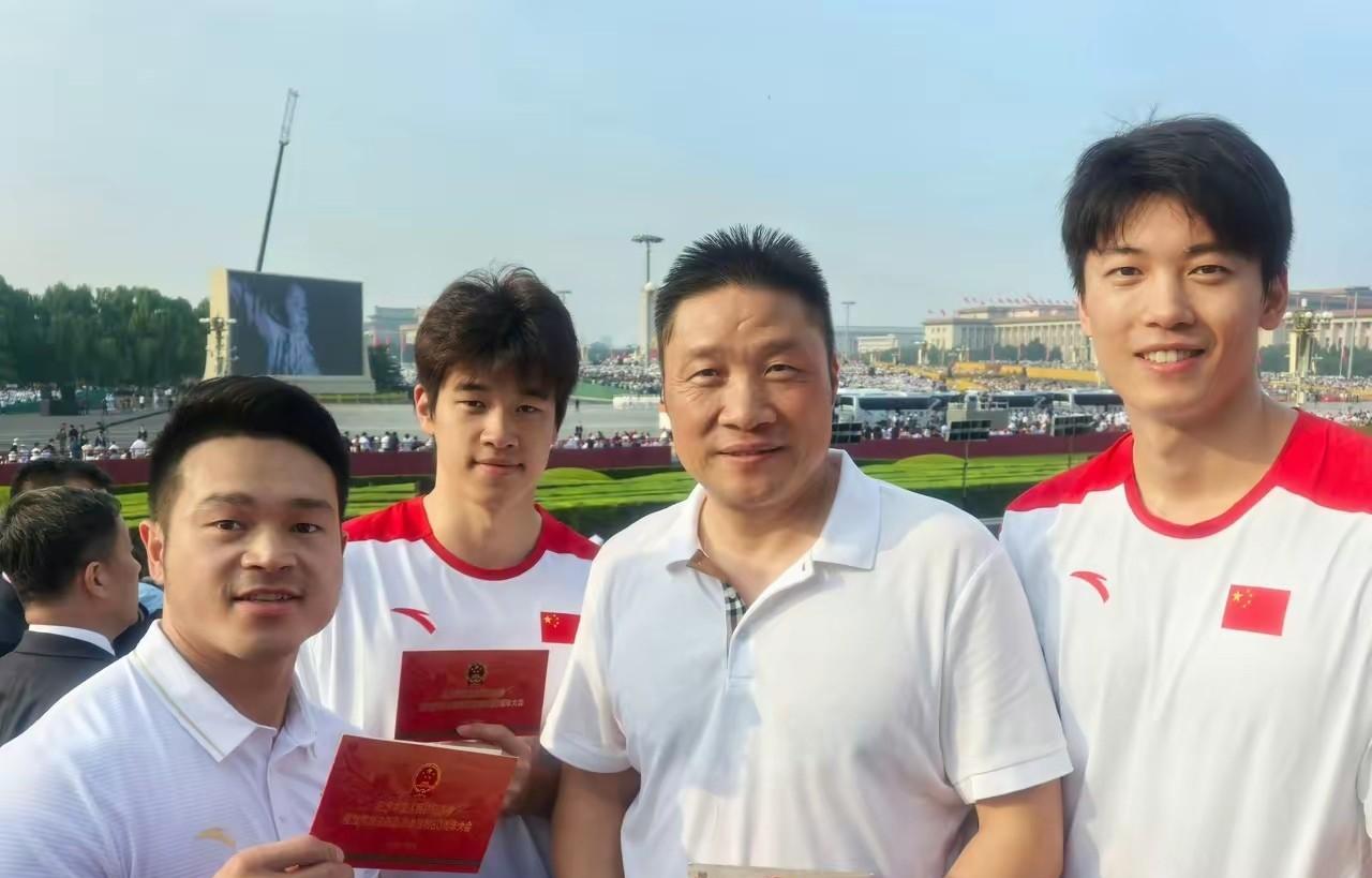汪顺太幸福了！9月3日，汪顺和体坛伙伴们受邀参加九三阅兵盛典，亮相北京天安门广