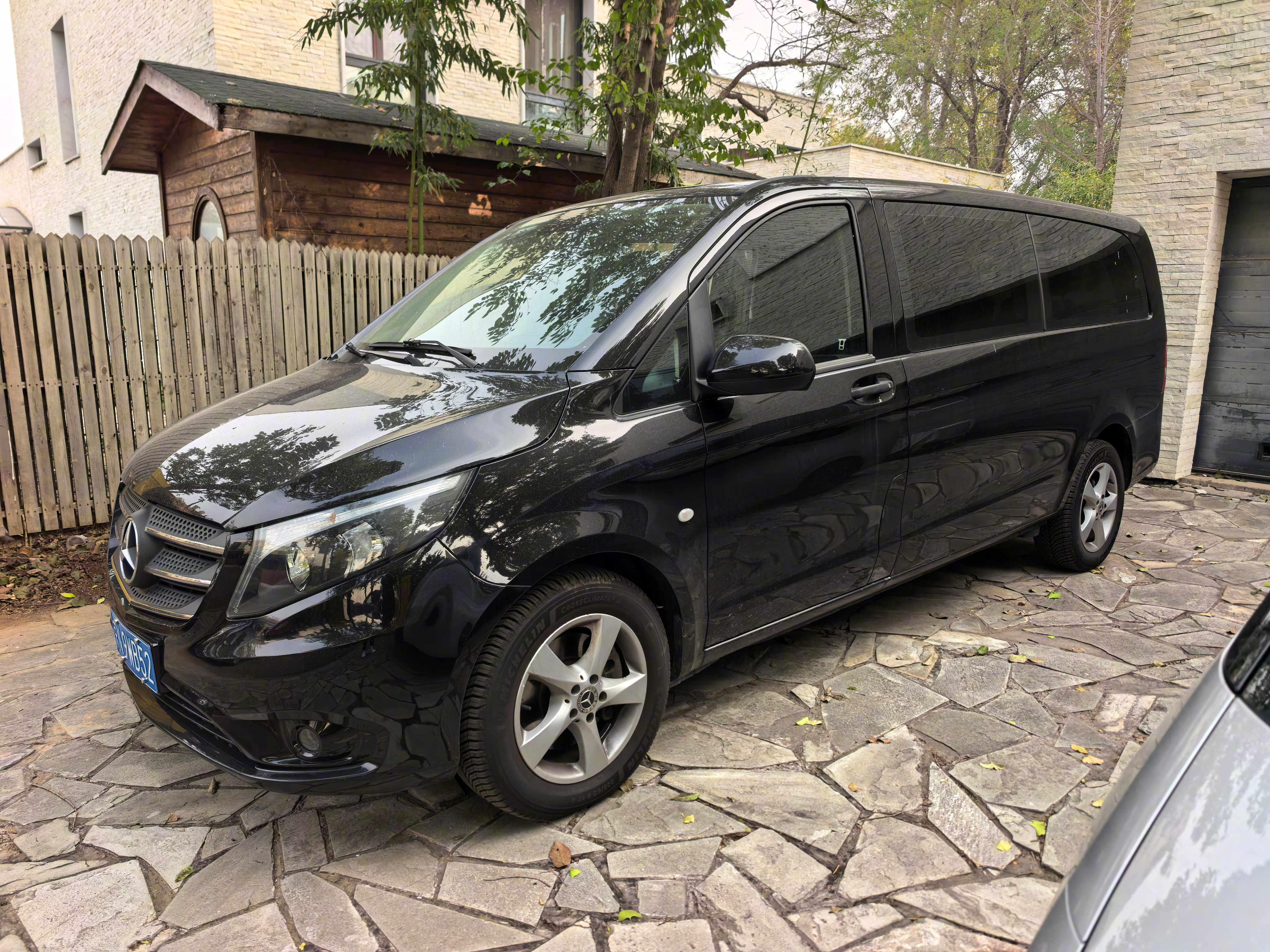 这几天北京下雪，我就让司机开家里的威霆接送家人和老人出行了，因为这个车常年挂着是