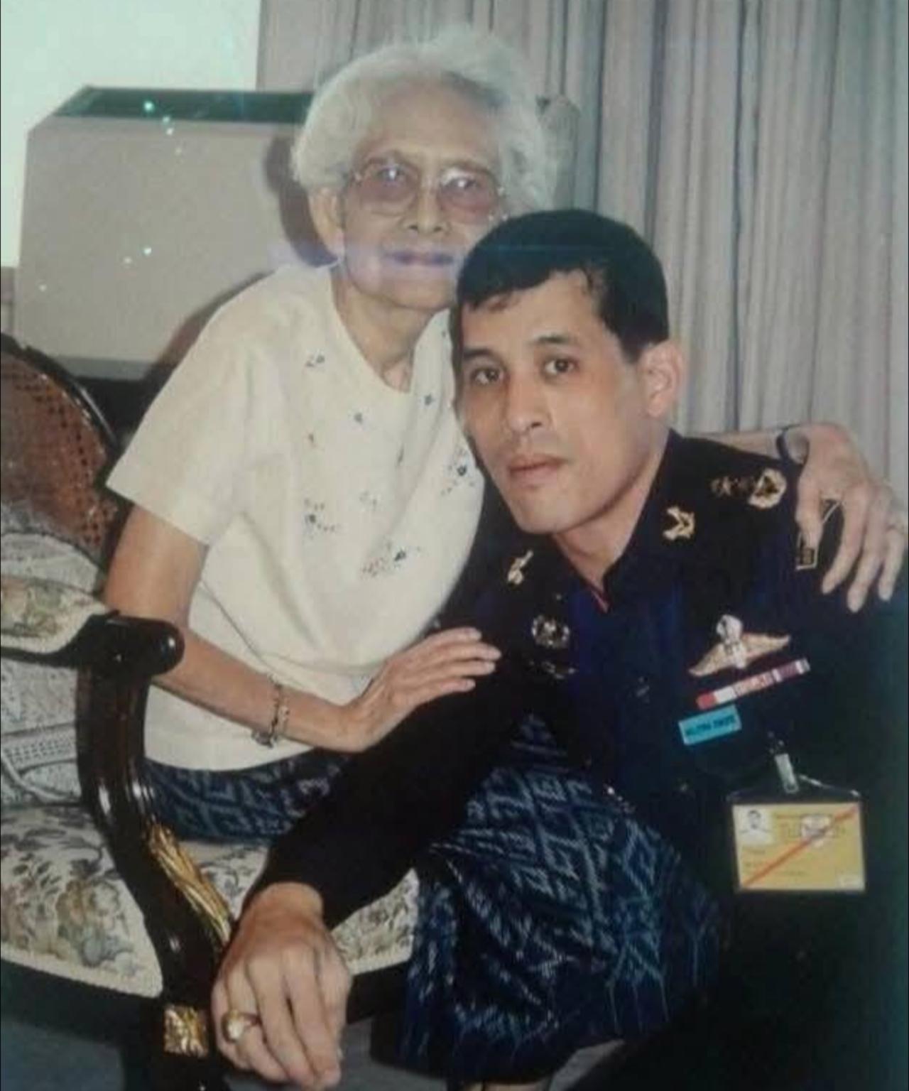 泰王也有乖巧的一面，匍匐跪拜华裔奶奶诗纳卡琳祖籍广东潮汕，是泰王玛哈的祖母。泰