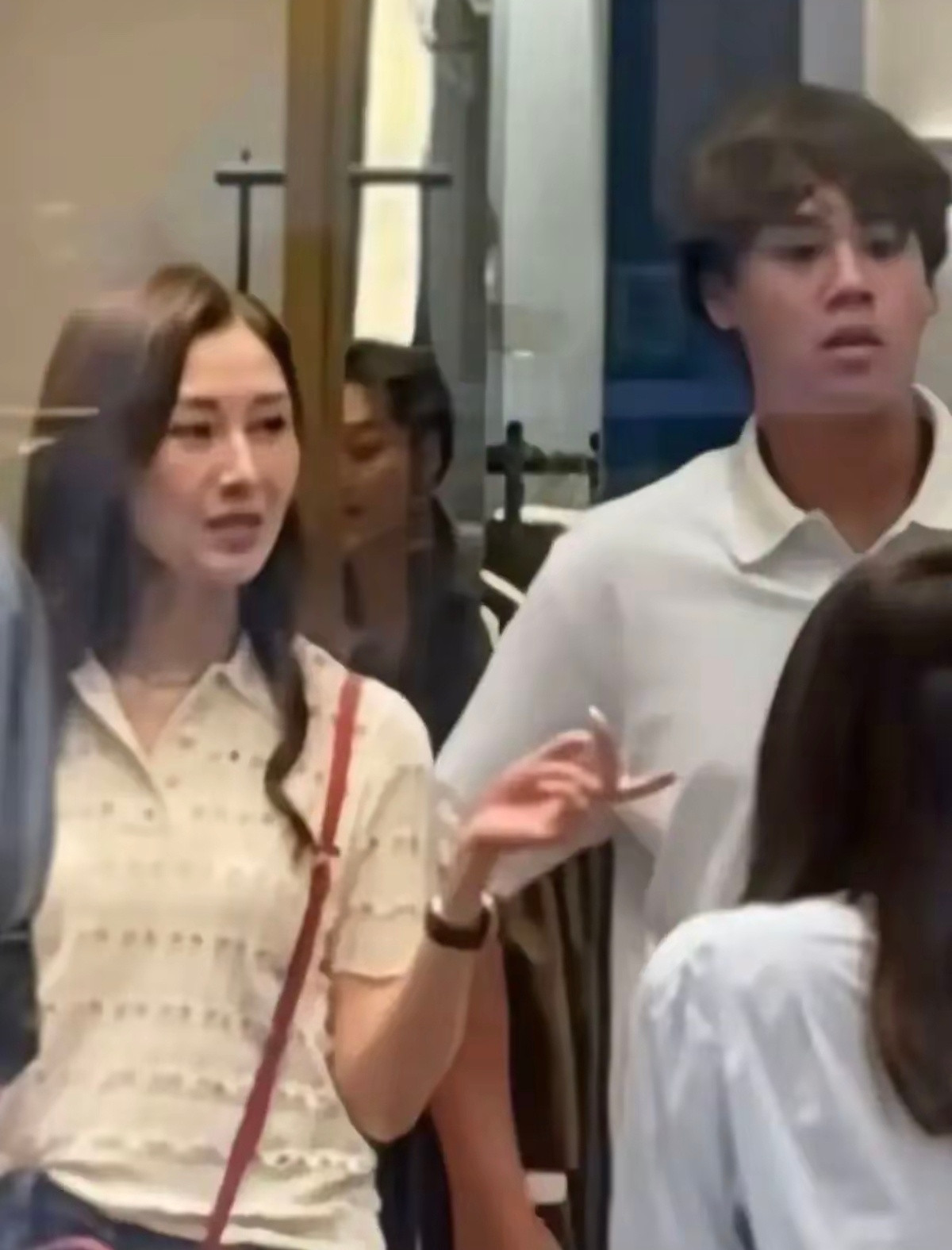 李嘉欣和儿子在香港逛K11被偶遇，她儿子很高很壮，长得有点像东南亚人。​​​