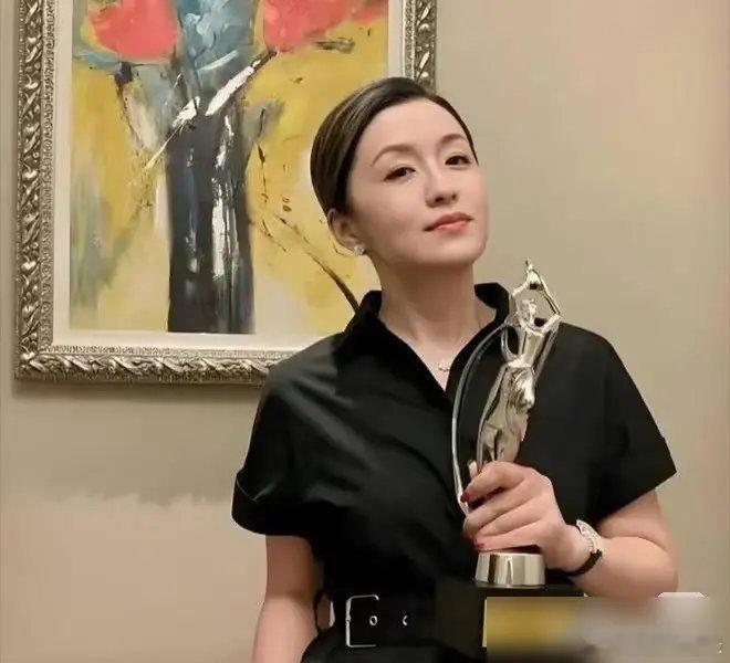 秦雯的人脉戏，演砸了！上海警方通报：秦雯违章骑车被拦，不配合还拍民警后背，直接