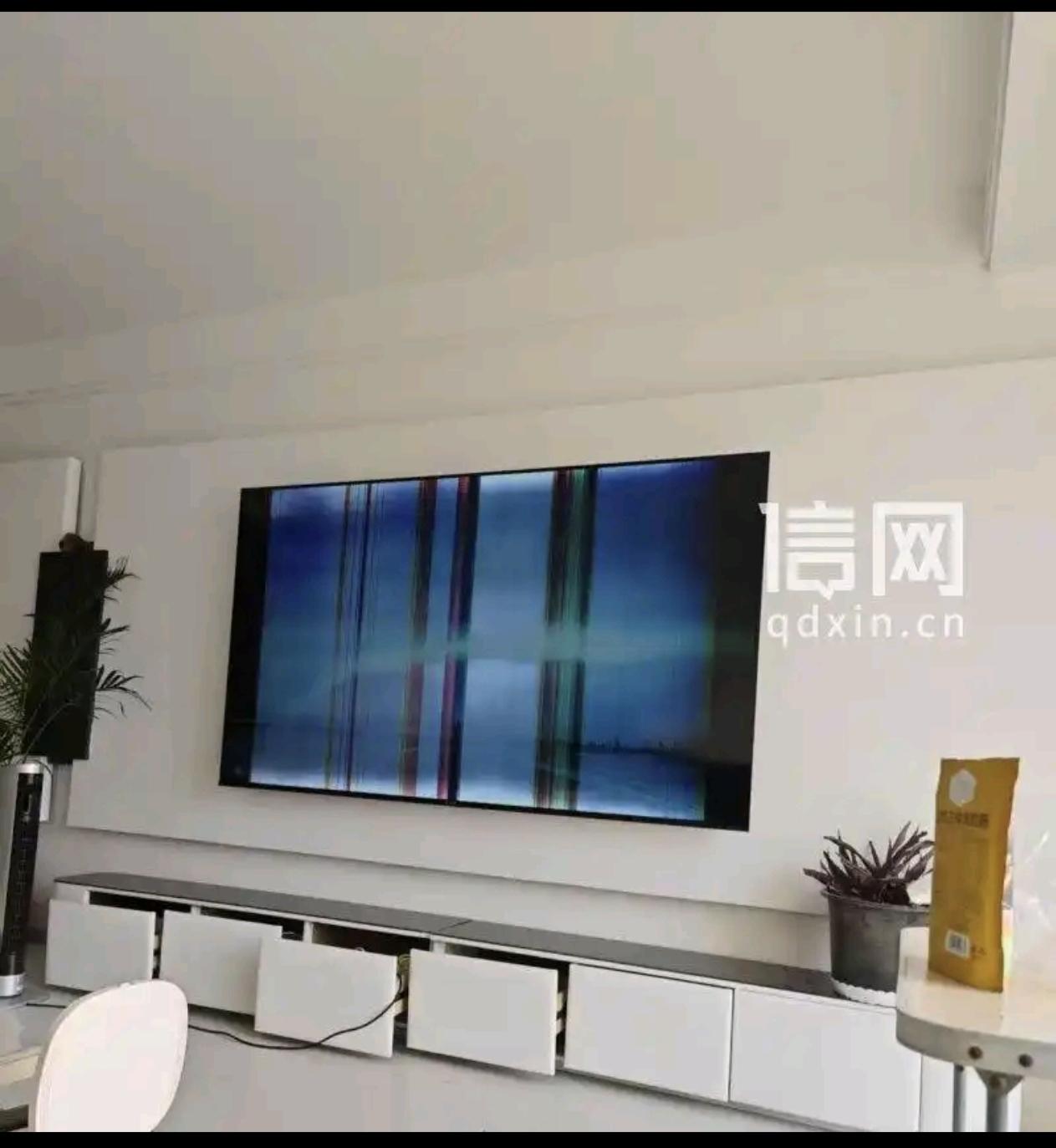 一男子花2700元在网上买了台85寸的大电视，它本以为捡了大便宜，没想到过了几天