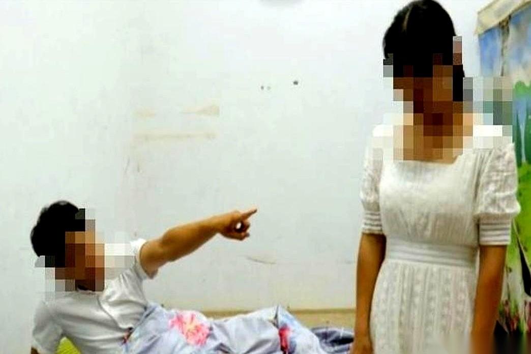 他睡了你老婆，把她肚子搞大，然后发微信约你去烧烤摊。你到了，他翘着二郎腿，当着