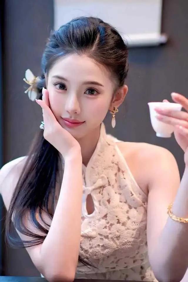 佛山这位姑娘真的绝了，一抬眼就惊艳全场，美得让人挪不开目光，一眼便难忘。