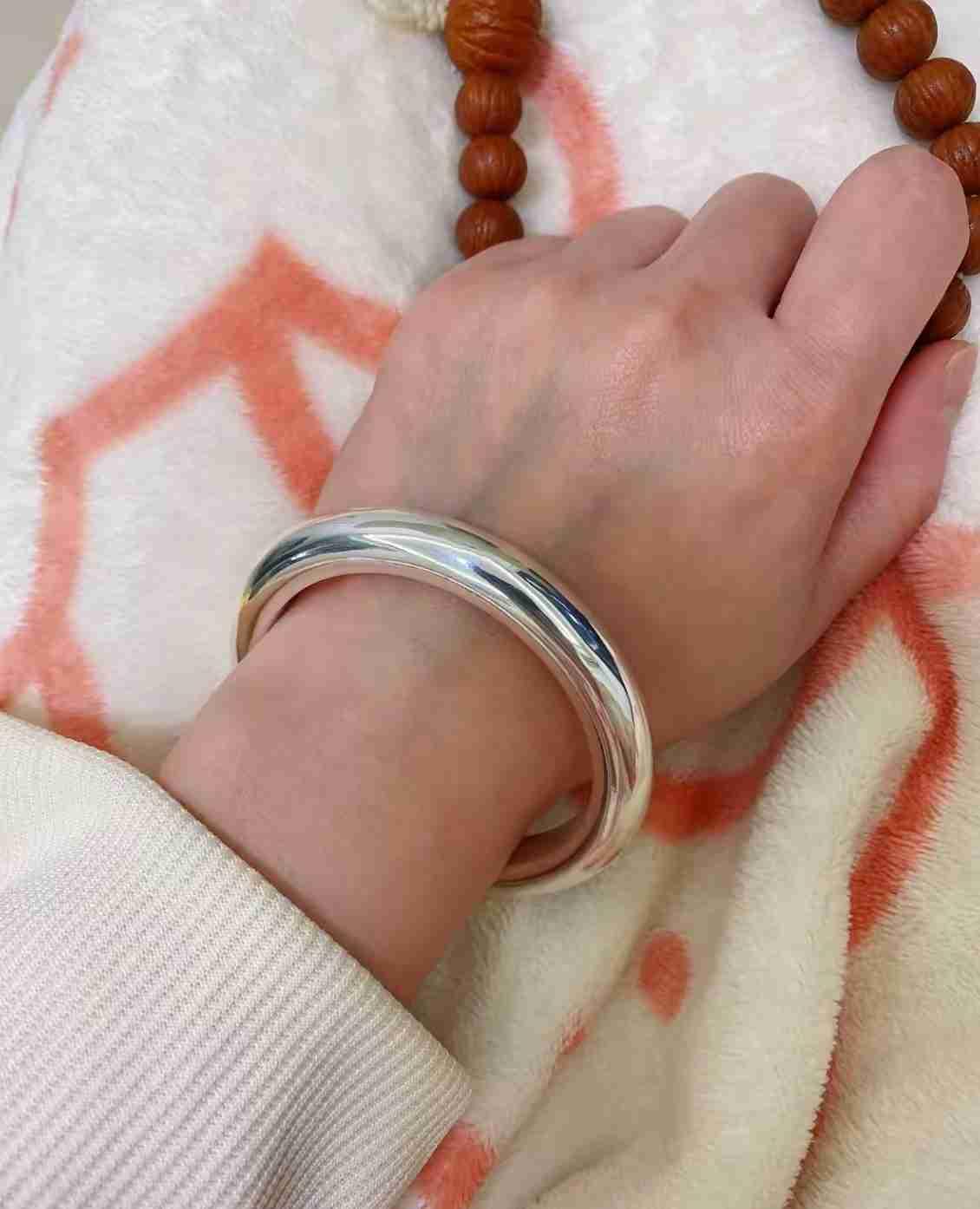 一觉醒来刷到银镯子价格，差点以为看错了。1月27日，一只66克的银镯子标价