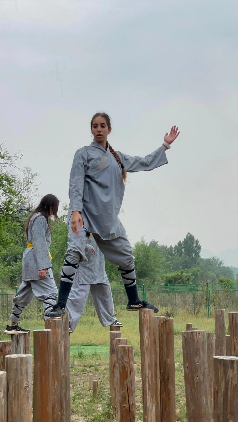 [大笑][大笑]少林寺一名以色列22岁女孩在少林寺练舞的视频在TikTok疯传。