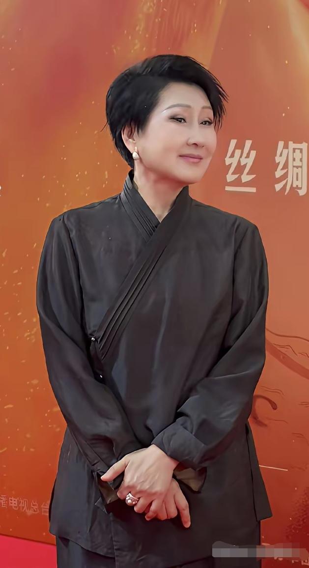 张凯丽这次出镜的穿着打扮，来了个一百十八度的大转弯。和她以前的穿搭风格迥异。