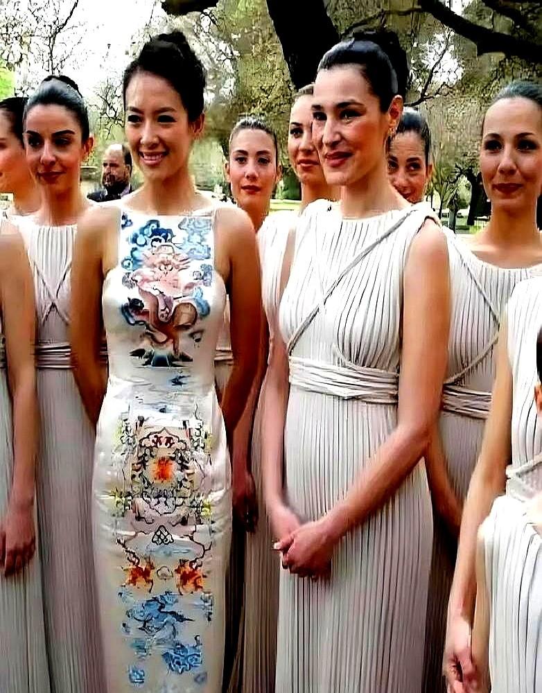 章子怡这身“破衣服”，居然是用透明胶带粘的。戛纳红毯，别人争奇斗艳，她却穿了