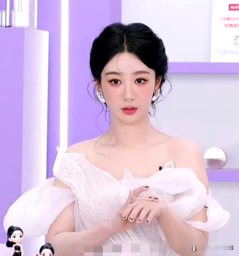 杨紫这组直播造型，是把“温柔贵气”焊在身上了杨紫的新直播造型，堪称“人生妆