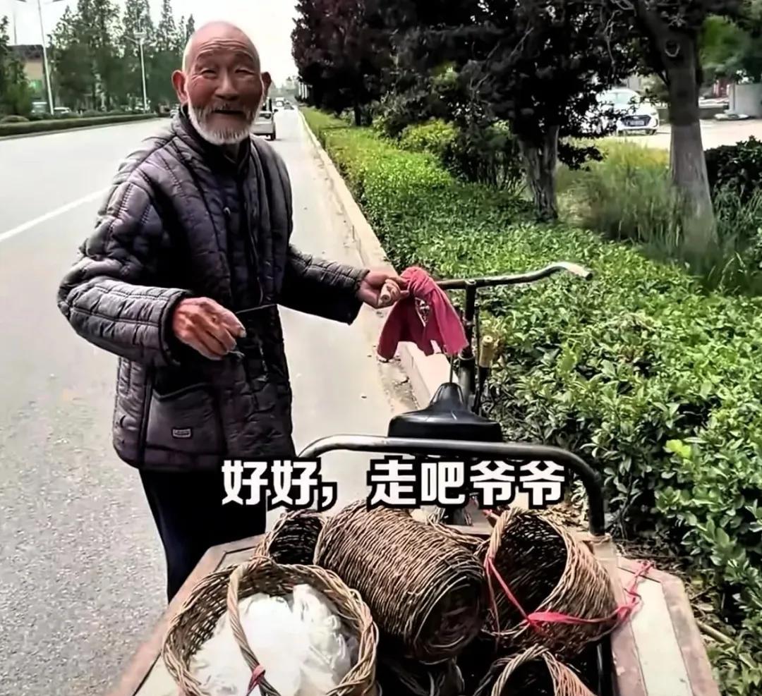 山东街头，人来人往。一个年轻小伙正溜达着，忽然被前面一个佝偻的身影吸引住了——