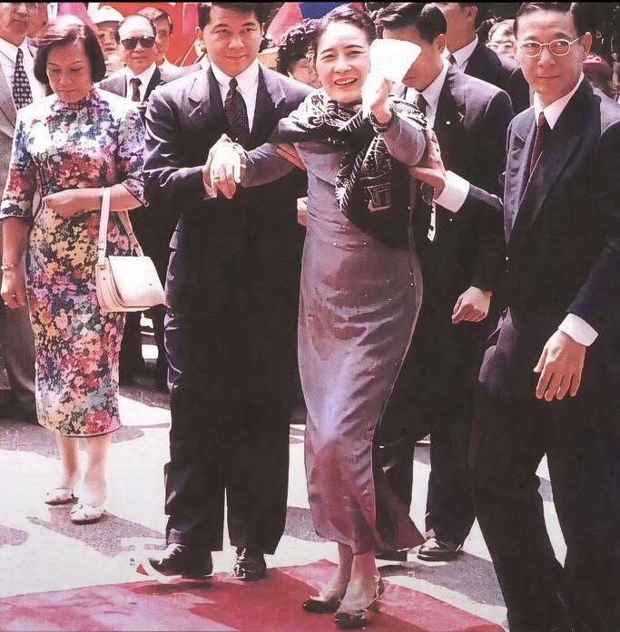 1995年7月的美国华盛顿，已经98岁高龄的宋美龄，在蒋孝勇与孔德基的小心搀扶下