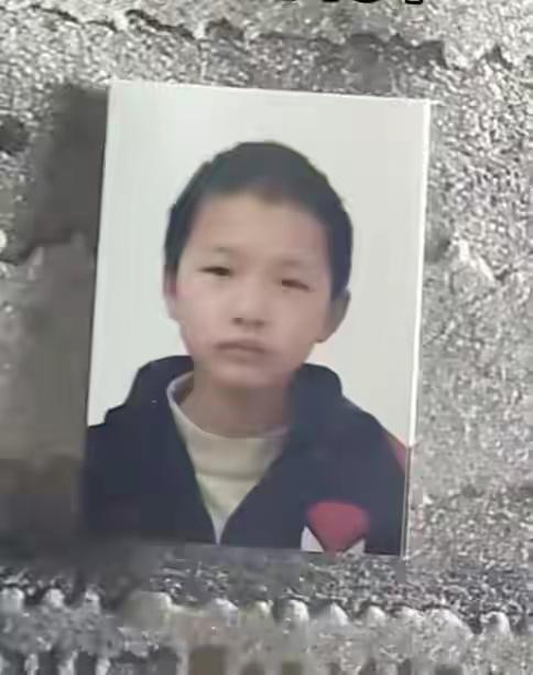 麻绳专挑细处断！2月6日，四川宜宾8岁男童豪豪在家附近走失，现在已经超过72小时
