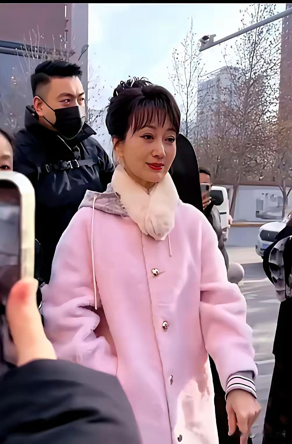 这个人是谁？我怎么不认识？有人说她长得年轻，说她现在已经70多岁了，但是一点也不