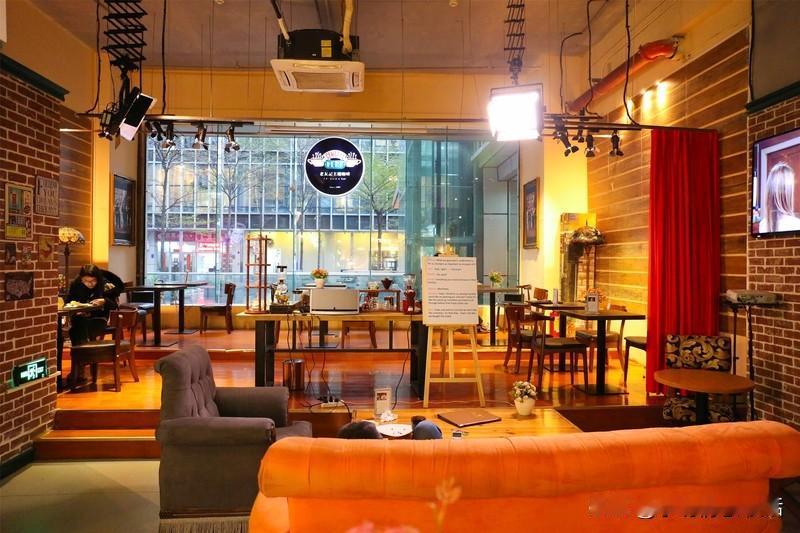 一个人打发时间的玩法可太多了。想慵懒放松，就窝在沙发，边吃零食边刷剧，像《老友记