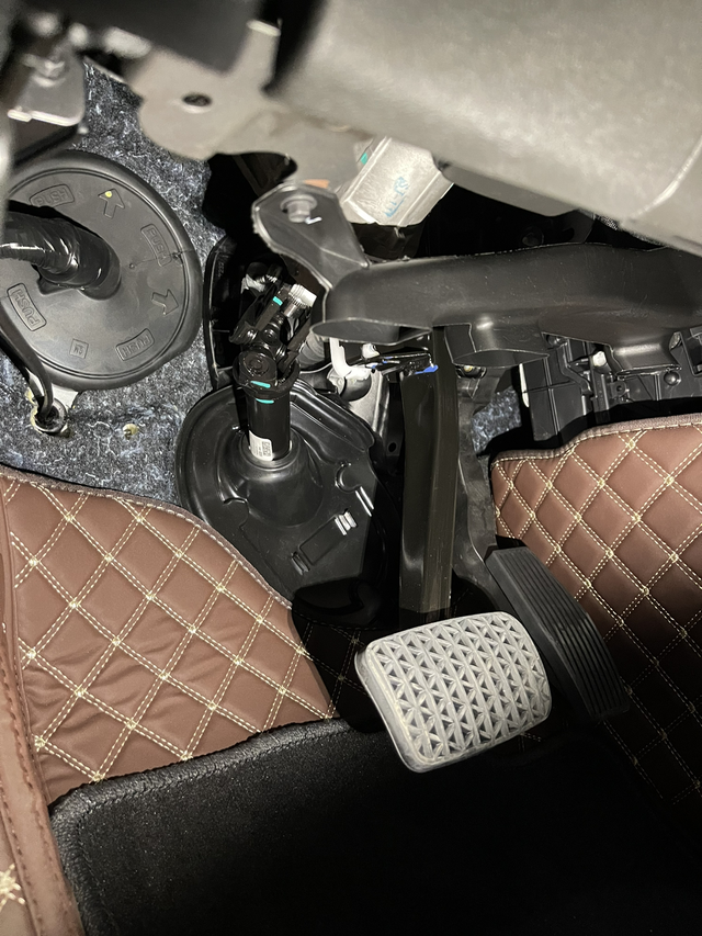 你们的君威主驾下面都是这样的么新买的君威无意间看见主驾驶下面的线路露在外面感