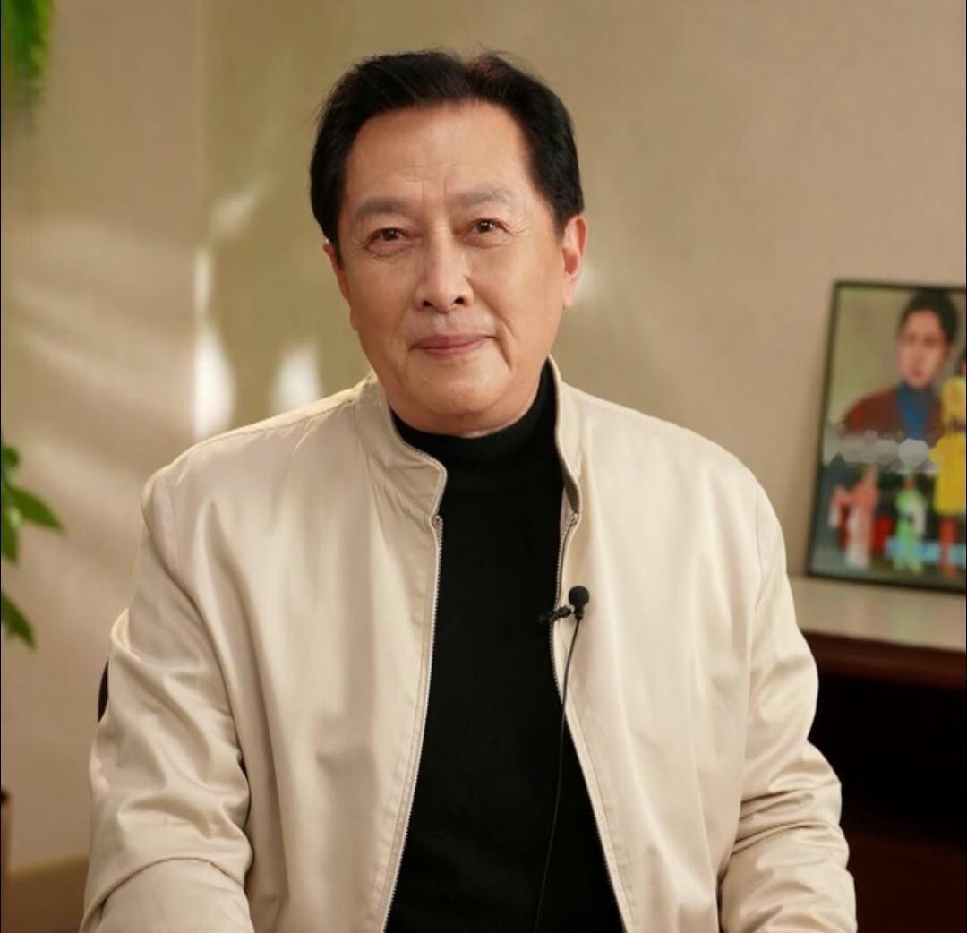唐国强不认识王俊凯，凭什么要被道歉？74岁的老戏骨，因为在综艺上没戴眼镜随口问