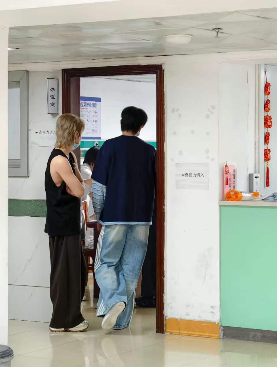 偶遇曹恩齐去医院捕捉曹恩齐医院路透一则，奔赴综艺录制，除体检外说不定还有新奇隐藏