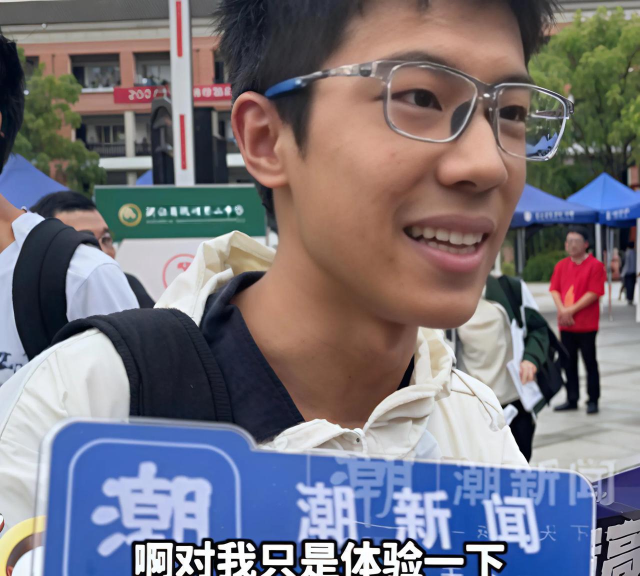 万万没想到，今年杭二高考点第一个走出考场的不是已经保送的，也不是准备出国的，而