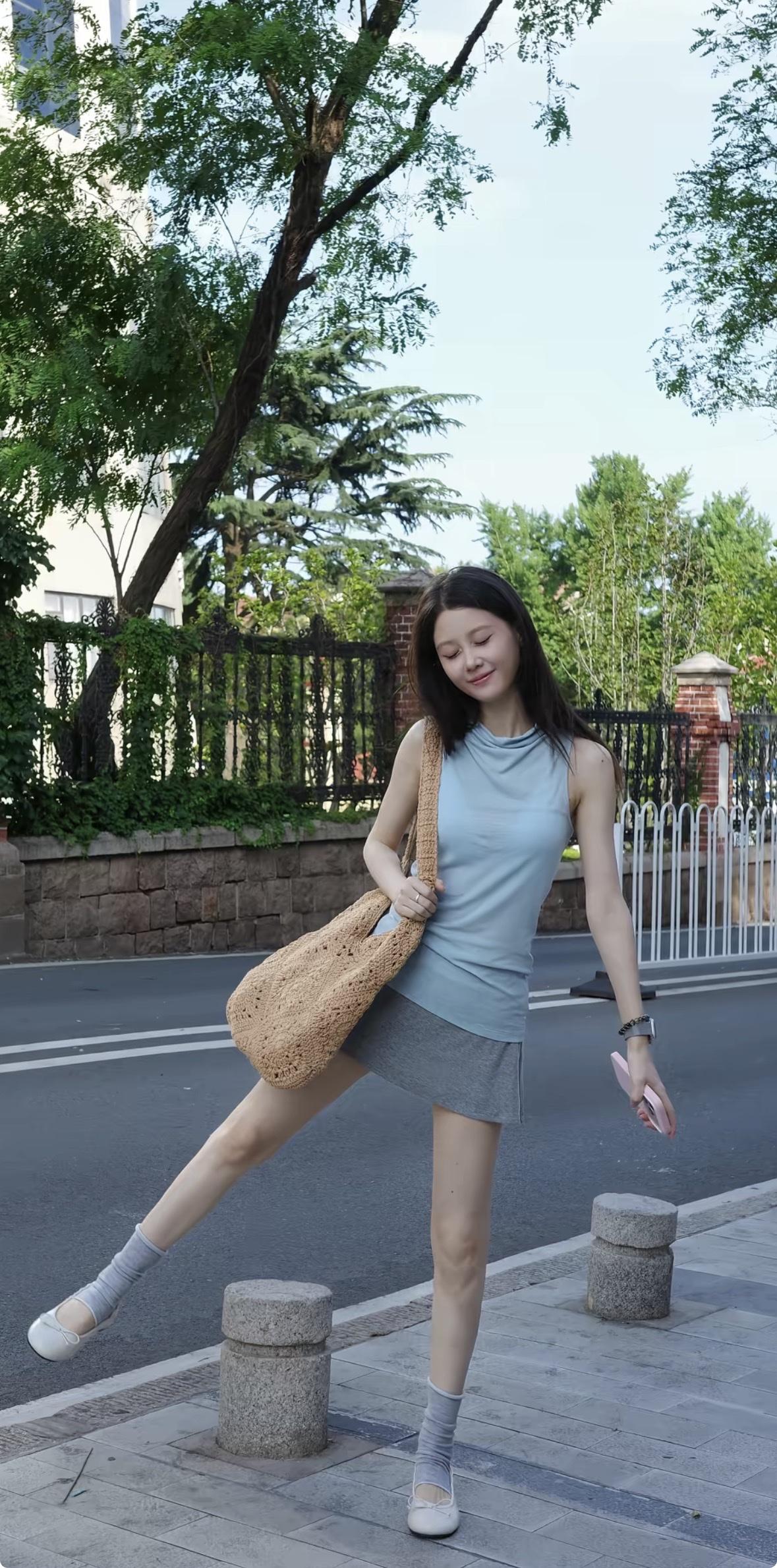 阳光明媚的午后，漫步在街头，享受生活的美好。
