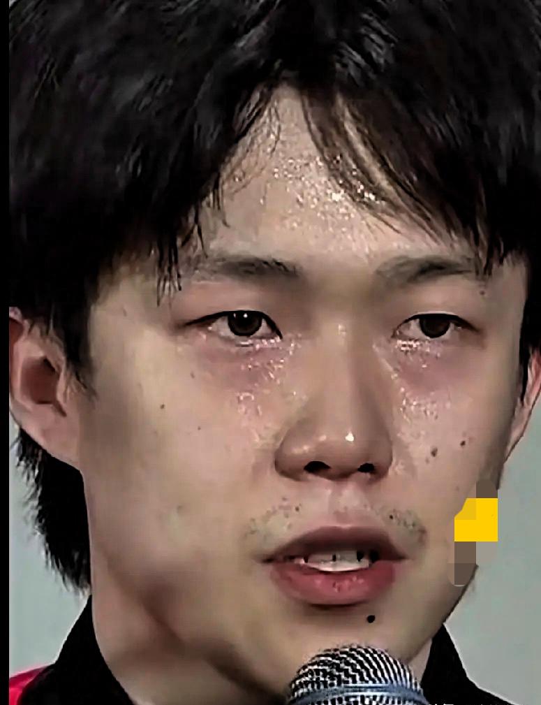 看到这一幕，泪目了！​“成都混团”中国队8：4战胜德国队，赛后，满脸汗水的王楚