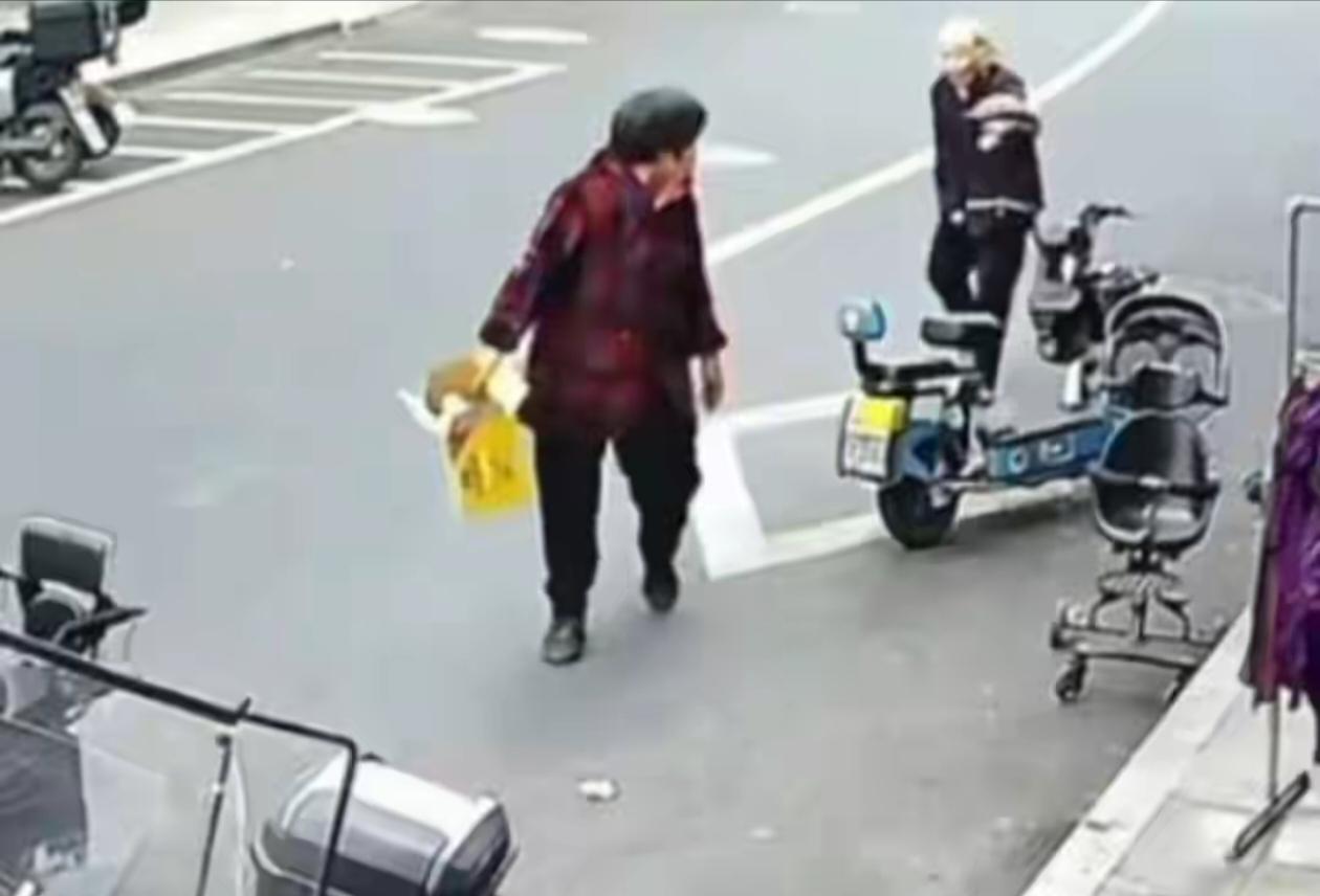 12月10日，浙江温州发生一起令人愤慨的事件：一名手部残疾且无法言语的老奶奶，在