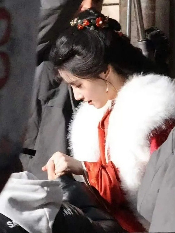 卢昱晓南衣路透真的瘦好多状态好好