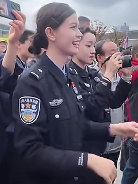 感人的新疆交警让我难忘的，是在独库公路上的一段经历。那天午后的阳光特别炽烈，