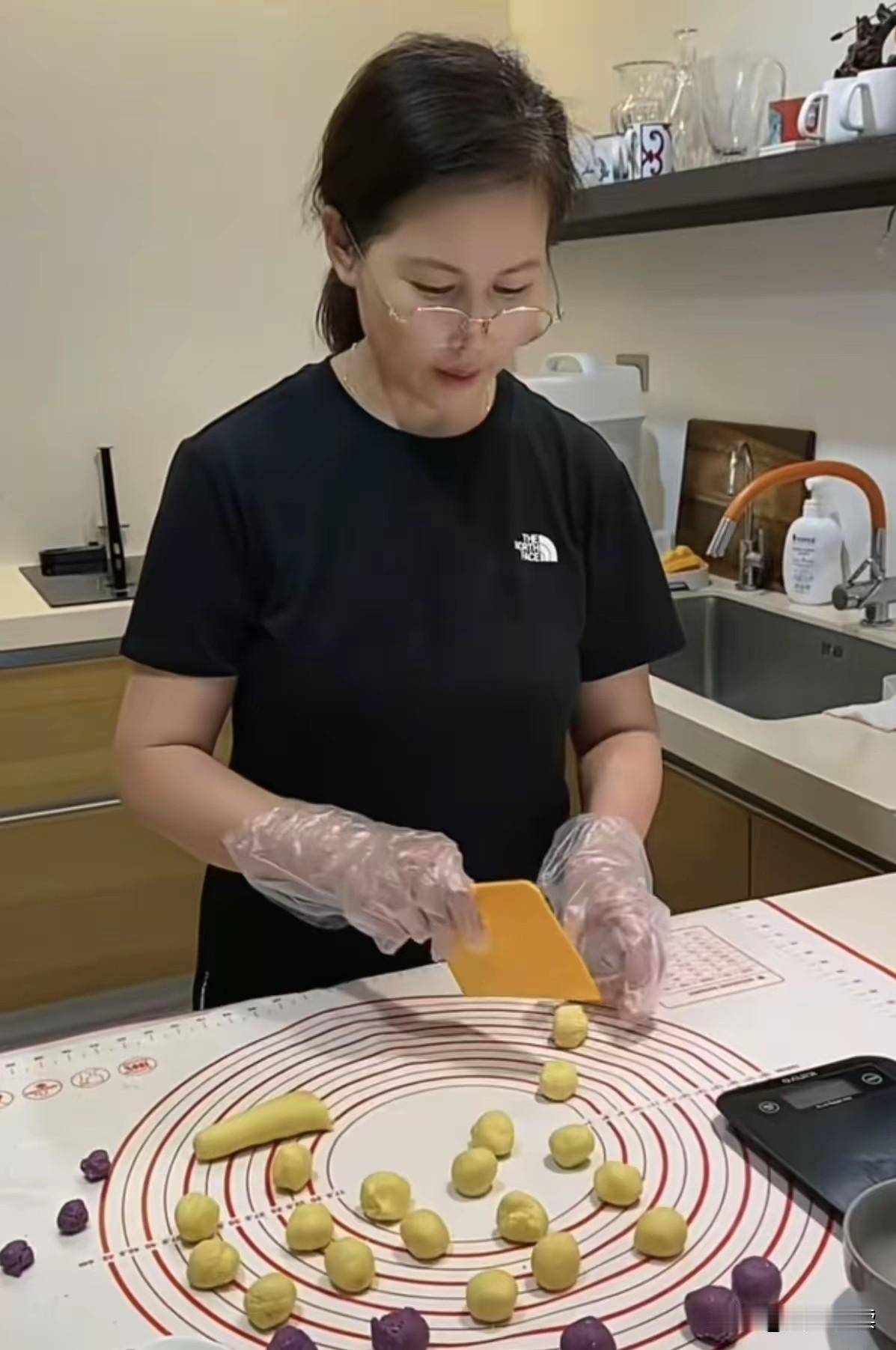 看样子汪家的保姆这是马上辞职了临了再薅一把S子女的羊毛么北京这边汪