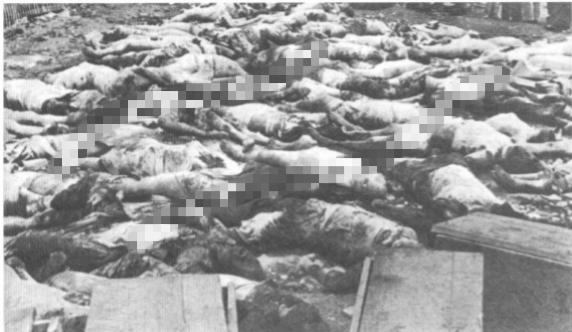 这是1937年上海街头的一幕，地上躺着的一具具尸体是被日轰炸致死的无辜市民。