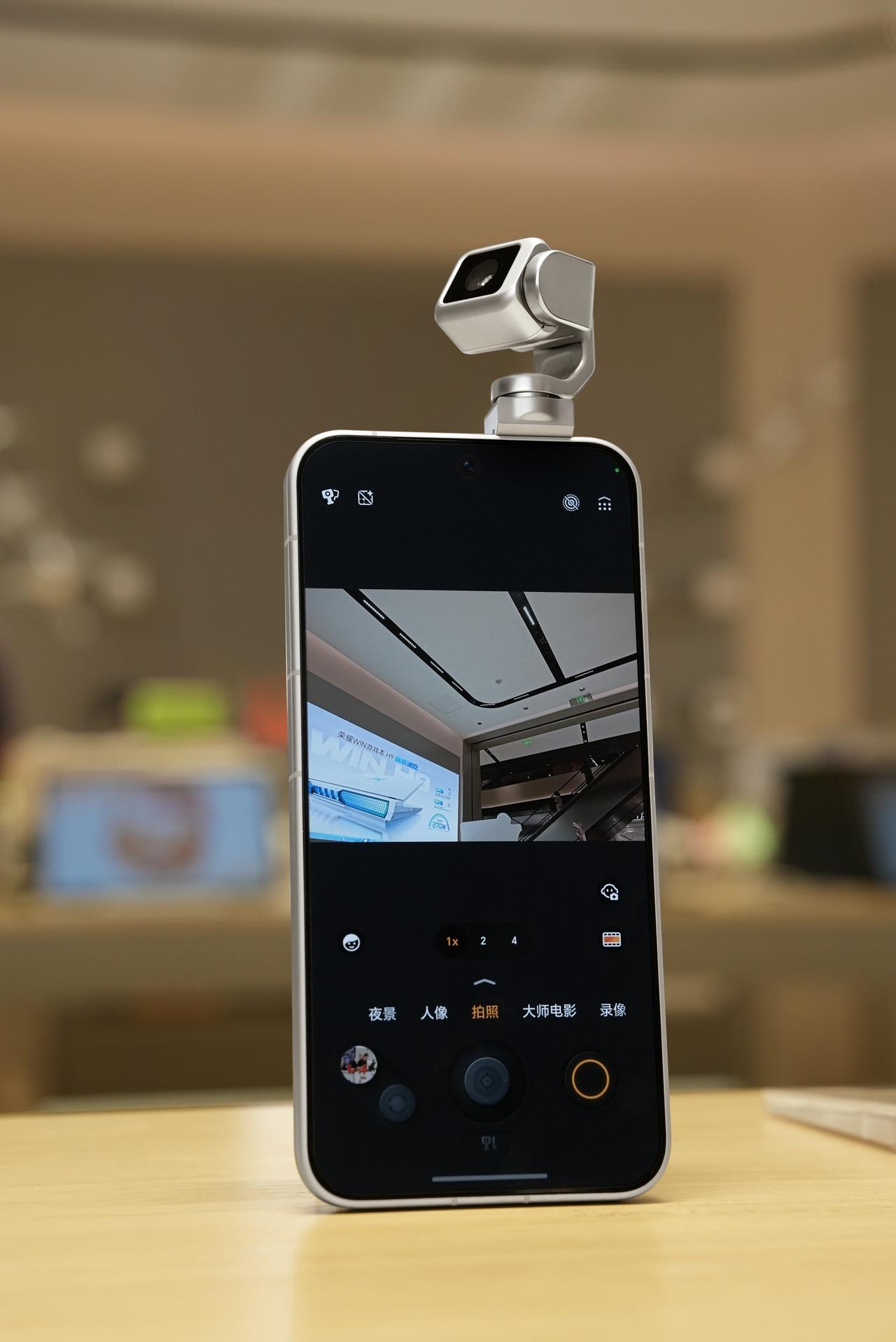 谁能想到手机还能跟着音乐卡点热舞？荣耀RobotPhone真把科幻照进现实