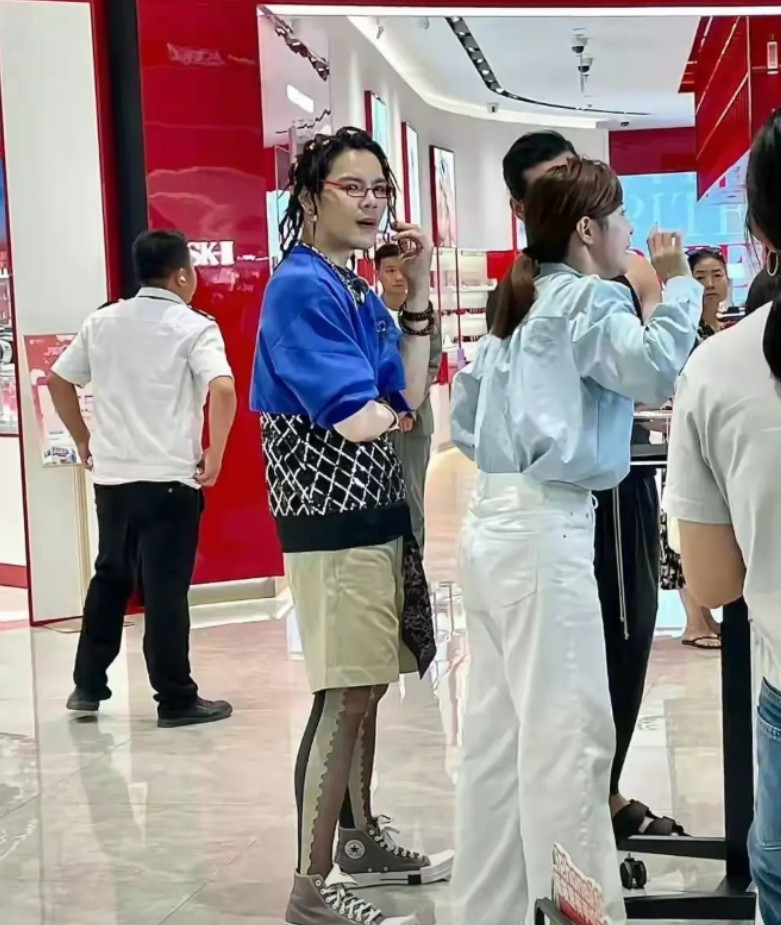 事实证明，港星出门，很少在意别人的眼光。