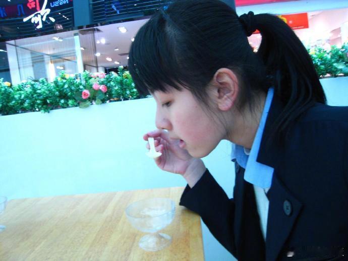 学生时代的陈都灵考古到学生时期的！真的是从小美到大，齐刘海下的嘟嘟好萌​​​