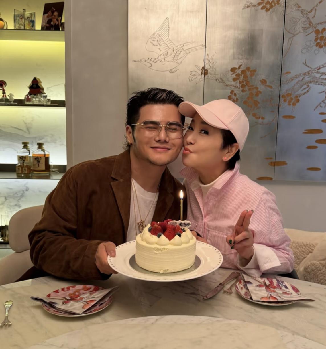 74岁狄波拉为男性友人庆祝生日，两人肢体接触亲密，她还做出亲吻他脸颊的动作，看起