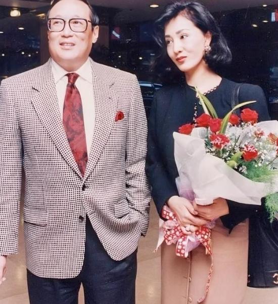 1995年，香港富豪赵世光甩出1000万，要妻子何莉莉签字离婚，何莉莉硬是没收，