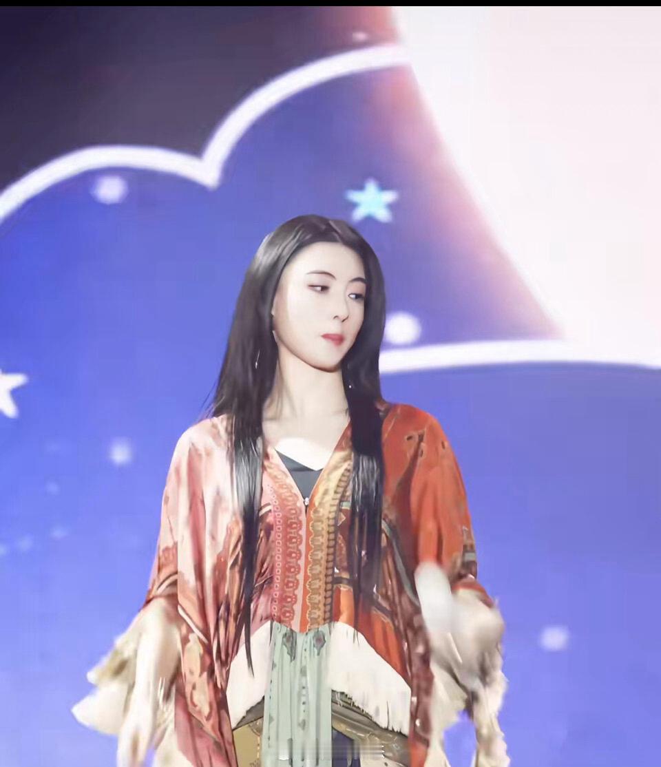 这是生三个的中年女性该有的皮肤和下颌线吗