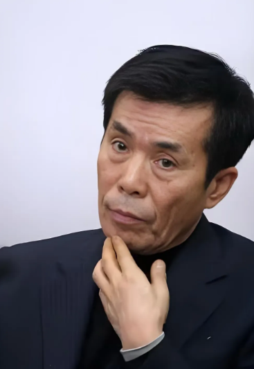 “赵本山，别再装大师了！”​何庆魁的儿子何树成，昨晚直播直接开麦，把这句憋了二