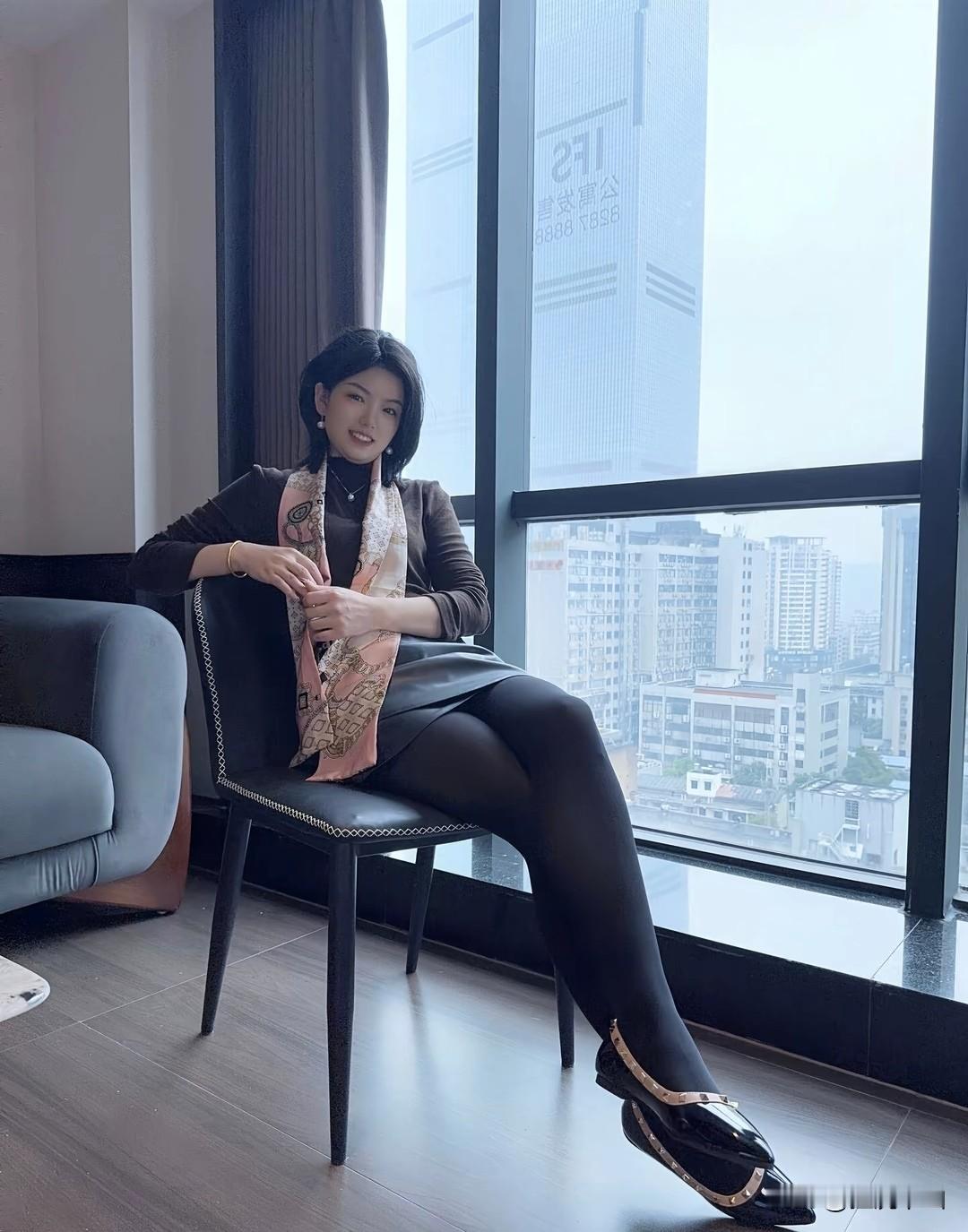 完美身材成熟女人味美腿姐姐黑色丝袜大长腿<!--{img...