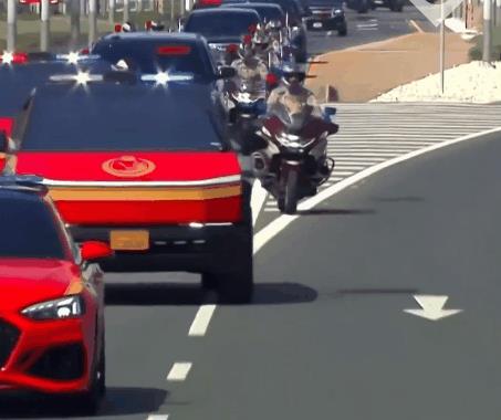 卡塔尔埃米尔确实很懂人情世故啊，居然安排了两辆红色涂装的特斯拉Cybertruc