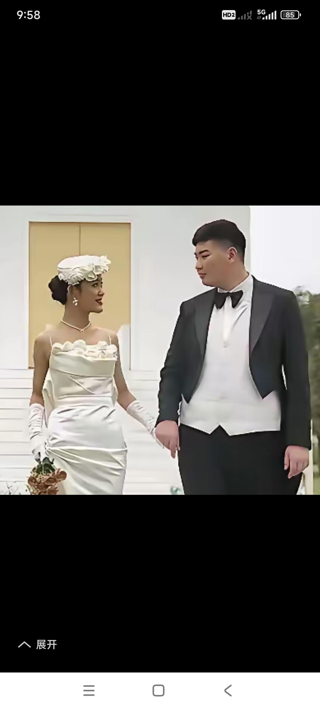 看朱小伟刚结婚时的身材，太胖了。再看现在朱小伟抱儿子的身材，比原来小一圈儿。